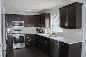 Geladeira, micro-ondas, fogão, cooktop