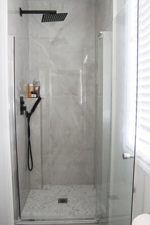 Dusche, Bidet, Handtücher, Seife