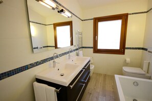 Ferienhaus | Waschbecken im Bad