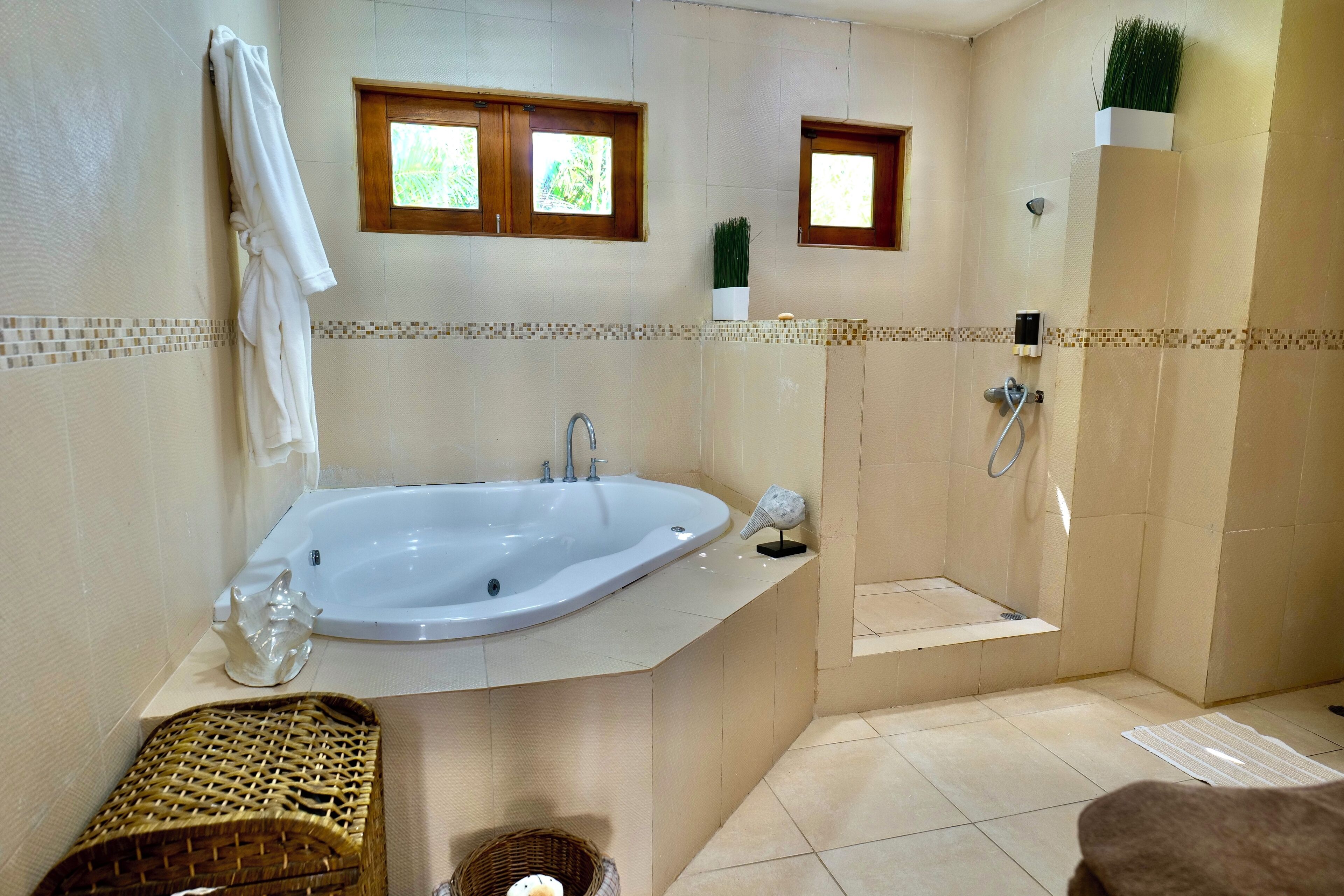 Family Villa, Patio, Golf View | Bathroom | Shower, free toiletries, hair dryer, towels