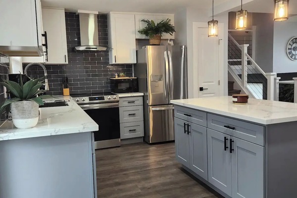 Kylskåp, mikrovågsugn, ugn och spishäll