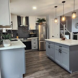 冷蔵庫、電子レンジ、オーブン、コンロ