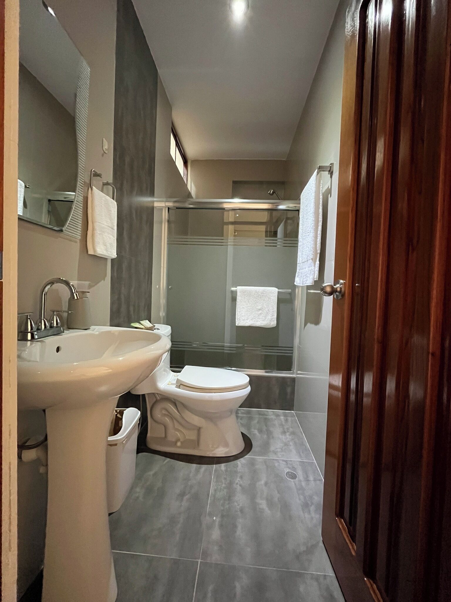 舒适四人房, 2 张双人床, 花园景观 | 浴室 | 淋浴设施、毛巾、肥皂、洗发水