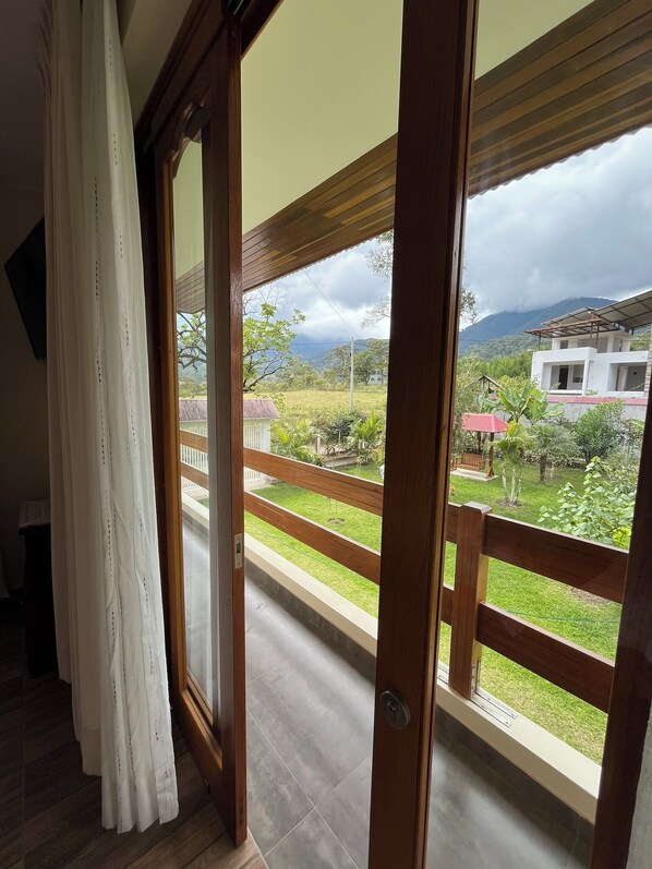 Quarto casal conforto, terraço, vista para o jardim | Wi-Fi de cortesia