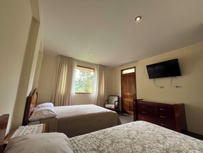 Comfort Quadruple Room, 2 Double Beds, Garden View | Free WiFi - Casa Oxapampa (Oxapampa)