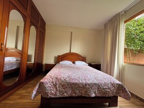 Quarto casal conforto, vista para o jardim, no piso térreo | Wi-Fi de cortesia