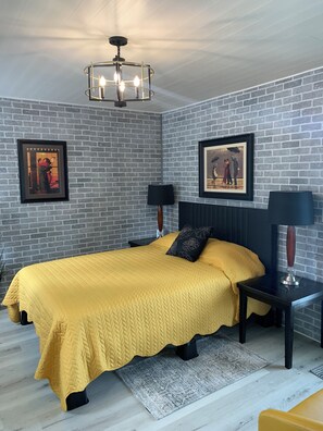 1 bedroom, WiFi, bed sheets - White Moon tiny cabin close to everything with Mountain View. No cleaning fees ! (Eureka Springs)