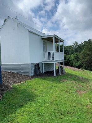 Exterior - White Moon tiny cabin close to everything with Mountain View. No cleaning fees ! (Eureka Springs)