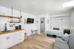 Free WiFi, bed sheets - Cozy Riverside Studio | Kitchenette, Firepit, Dock (Lake Cowichan)