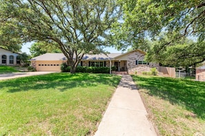 Exterior - Stunning home near Downtown Austin - Minutes from The Domain &  Q2 Stadium (Austin)