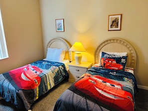 4 quartos, ferros/tábuas de passar roupa, berço de viagem