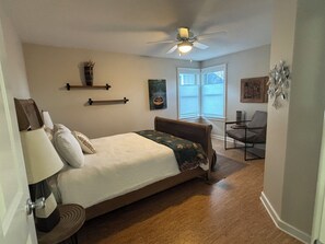 3 bedrooms, iron/ironing board, WiFi, bed sheets - Mississippi waterfront vacation home that welcomes dogs! Private dock for boats (Brownsville)