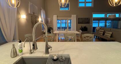 Mississippi waterfront vacation home that welcomes dogs! Private dock for boats