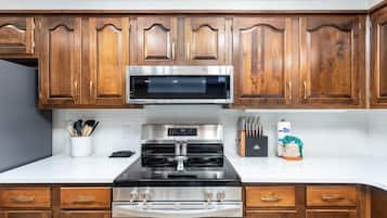 Fridge, microwave, stovetop, dishwasher