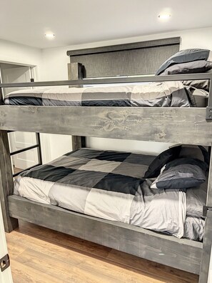 4 bedrooms, WiFi, bed sheets