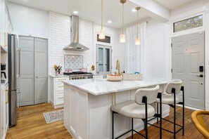 Een koelkast, een magnetron, een oven, een kookplaat