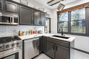 Réfrigérateur, micro-ondes, four, plaque de cuisson