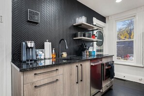 Réfrigérateur, micro-ondes, four, plaque de cuisson