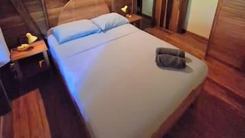 3 bedrooms, desk, WiFi