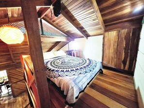 3 bedrooms, desk