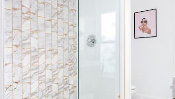 Douche, savon, shampoing, papier toilette