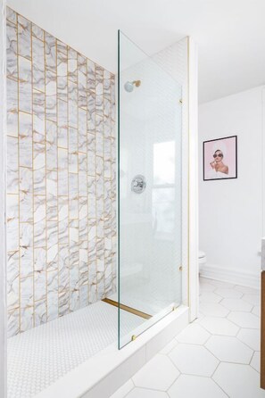 Dusche, Seife, Shampoo, Toilettenpapier