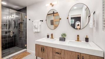 Douche, sèche-cheveux, serviettes fournies