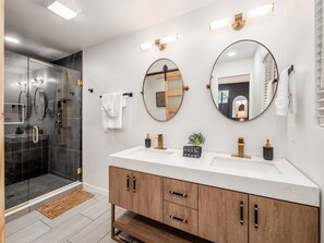 Douche, sèche-cheveux, serviettes fournies