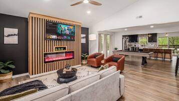 Smart-TV, Kamin, Bücher