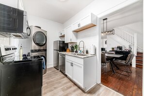 Køleskab, mikrobølgeovn, ovn, kogeplade