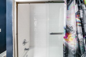 Douche, sĂšche-cheveux, serviettes fournies