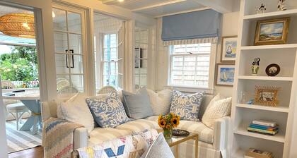 Charming, luxury Cottage with Ocean Views seconds from the Beach! Front Street