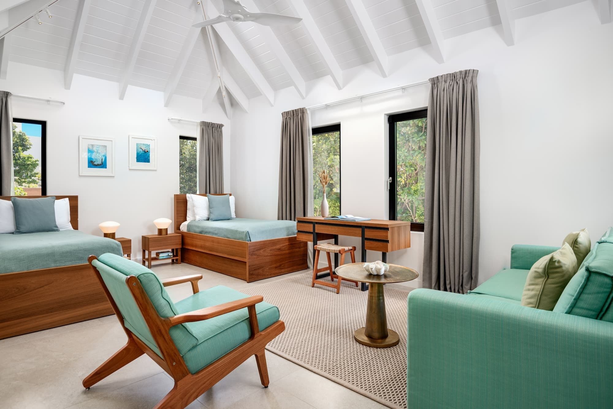 Een televisie en een stereo