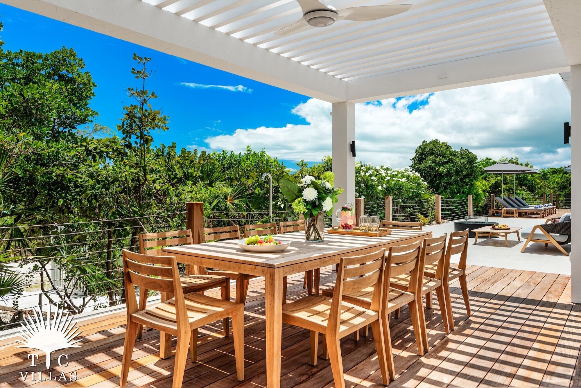 屋外ダイニングエリア