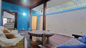 TV 32 polegadas com canais digitais, Netflix, serviços de streaming