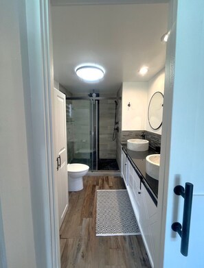 Douche, sèche-cheveux, serviettes fournies