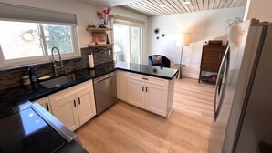 Kaffetrakter/tekoker, kjøleskap, mikrobølgeovn og ovn