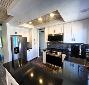 Fridge, microwave, oven, stovetop - LaQuinta Country Club Villa by Luxe Traveler (La Quinta)