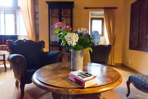 Serviço de café da manhã, culinária francesa, vistas para o jardim 