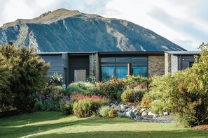 Exterior - Aurum - Luxury Villa - Lake Views (Wanaka)