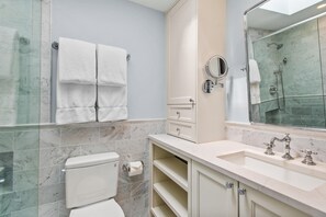 Shower, hair dryer, towels - Le Clairvaux Unit 9 | Newly remodeled 2BD/2BTH condo in the heart of downtown Aspen (Aspen)