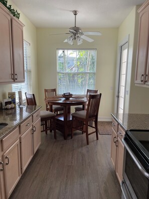 Mikrobølgeovn, ovn, kokeplater og oppvaskmaskin