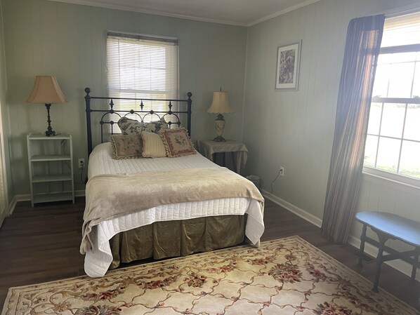 3 slaapkamers, een strijkplank/strijkijzer, gratis wifi, beddengoed