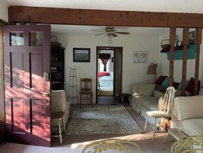 Télévision, lecteur de DVD, livres, vidéothèque