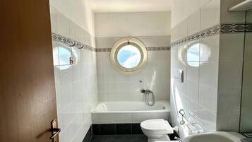Dutxa, assecador de cabells, bidet i tovalloles