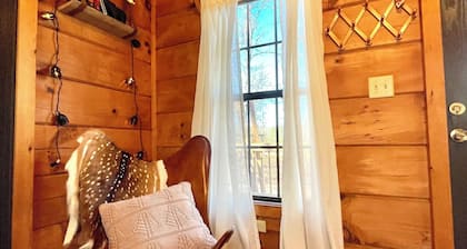 Cozy cabin in the woods! Pets welcome!