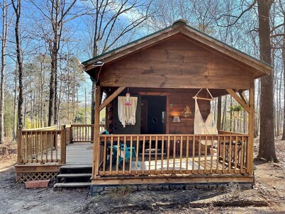 Cozy cabin in the woods! Pets welcome!