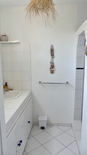 Dusj, hårføner, håndklær og såpe