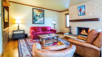 TV, fireplace