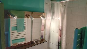 Een douche, een bubbelbad, een haardroger, handdoeken